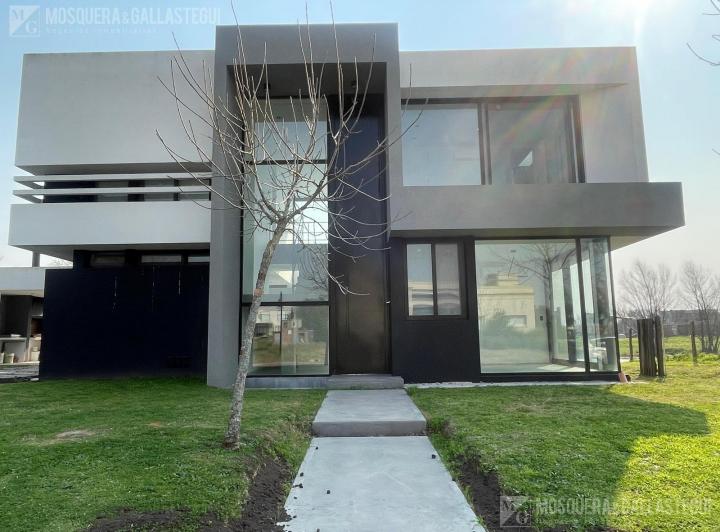 Casa · 200m² · 6 Ambientes · 2 Cocheras