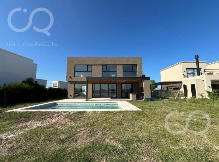 Casa · 200m² · 5 Ambientes · 2 Cocheras