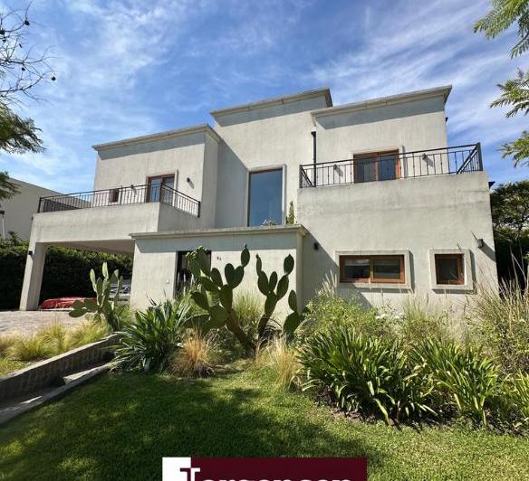 Casa · 300m² · 8 Ambientes · 2 Cocheras