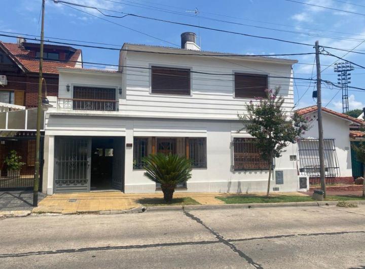 Casa · 160m² · 5 Ambientes · 2 Cocheras