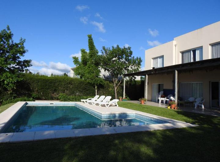 Casa · 295m² · 6 Ambientes · 2 Cocheras