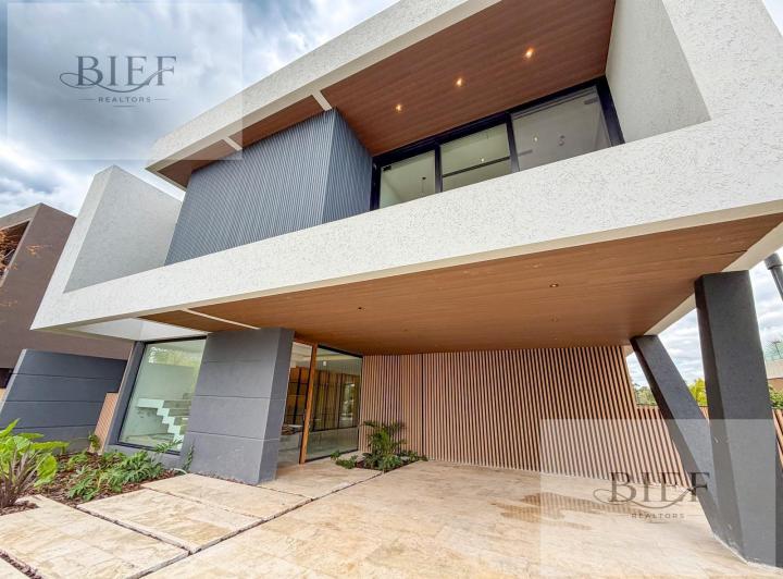 Casa · 550m² · 6 Ambientes · 2 Cocheras
