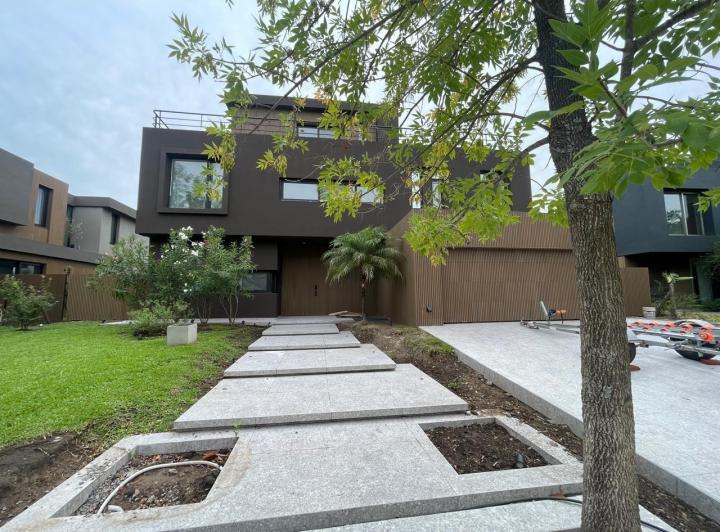 Casa · 520m² · 6 Ambientes · 1 Cochera
