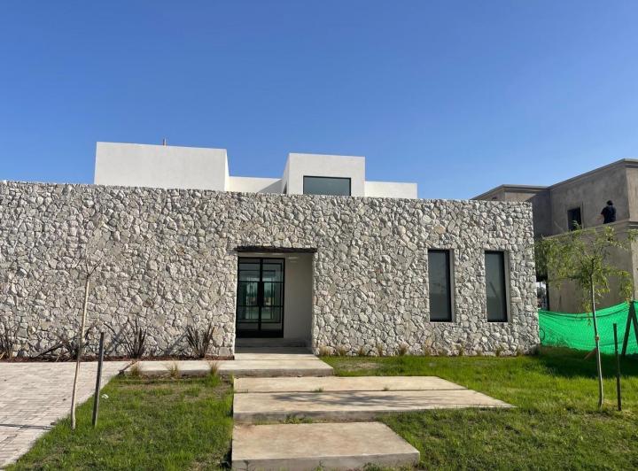 Casa · 223m² · 6 Ambientes · 1 Cochera