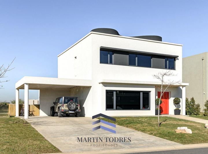 Casa · 245m² · 7 Ambientes · 4 Cocheras