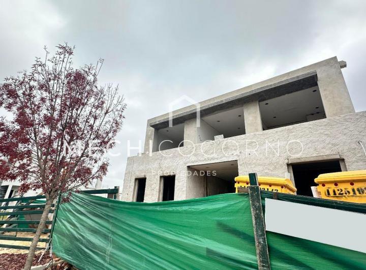 Casa · 372m² · 6 Ambientes · 1 Cochera