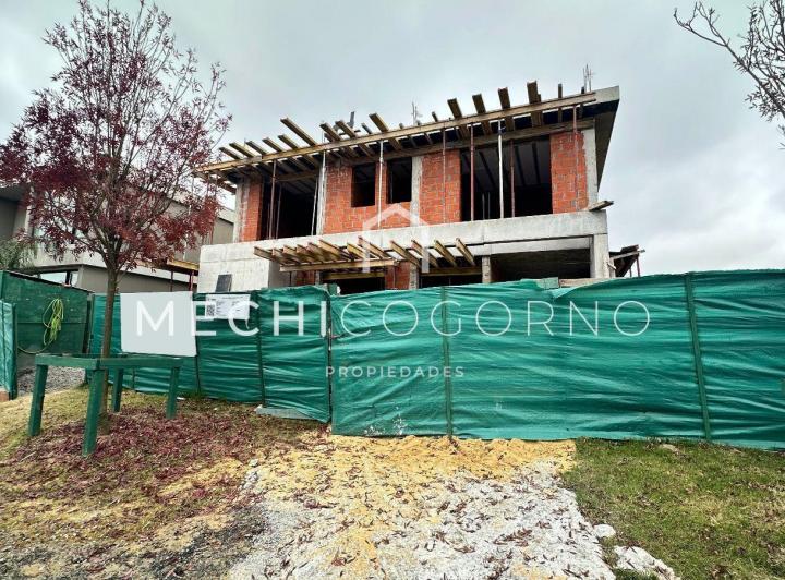 Casa · 292m² · 5 Ambientes · 2 Cocheras