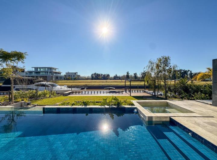 Casa · 430m² · 8 Ambientes · 3 Cocheras