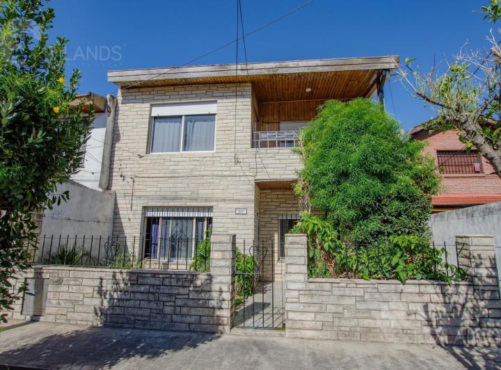 Casa · 140m² · 9 Ambientes