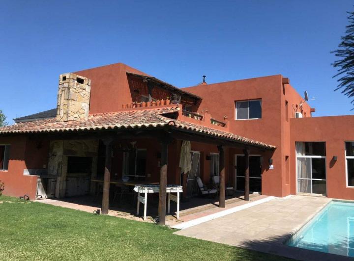 Casa · 320m² · 6 Ambientes · 3 Cocheras