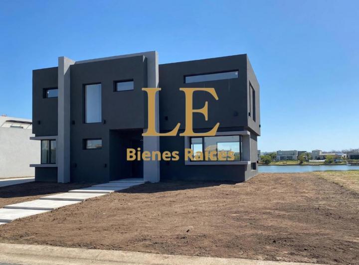 Casa · 220m² · 5 Ambientes · 3 Cocheras