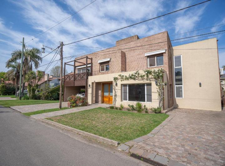 Casa · 324m² · 5 Ambientes · 5 Cocheras