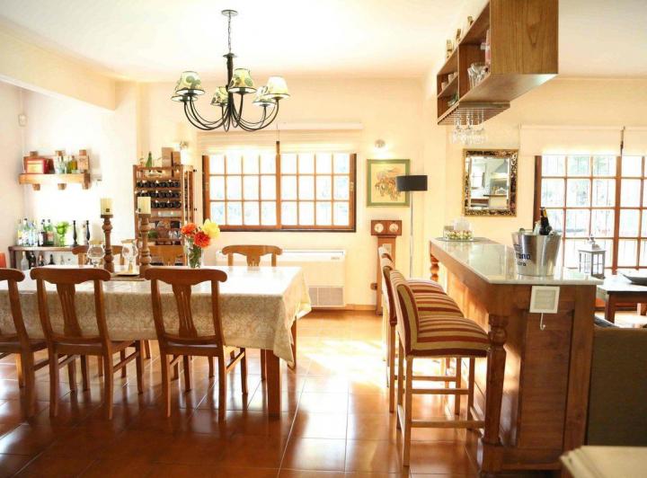 Casa · 285m² · 5 Ambientes · 2 Cocheras