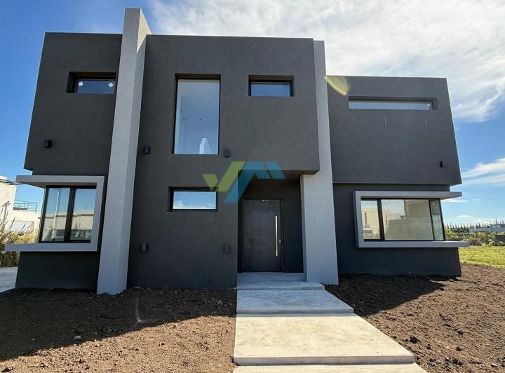 Casa · 210m² · 5 Ambientes · 2 Cocheras
