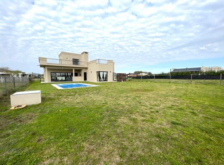 Casa · 195m² · 6 Ambientes · 2 Cocheras