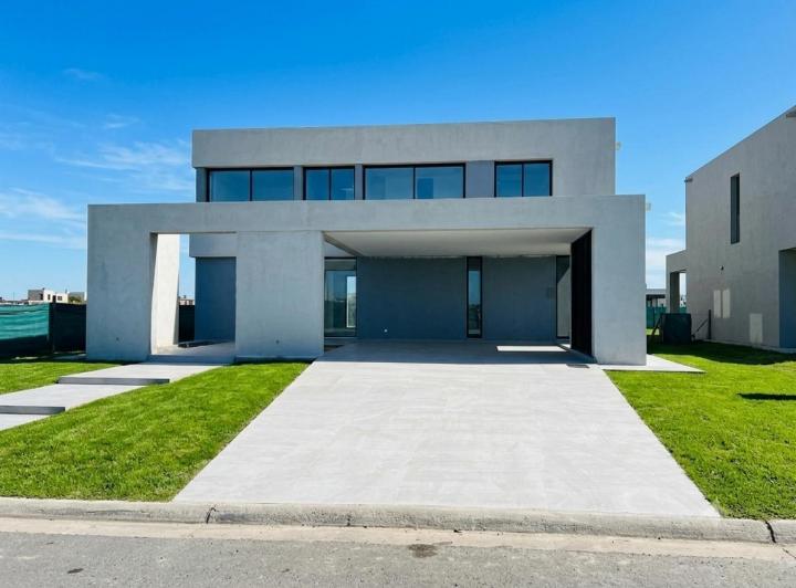 Casa · 282m² · 7 Ambientes · 4 Cocheras