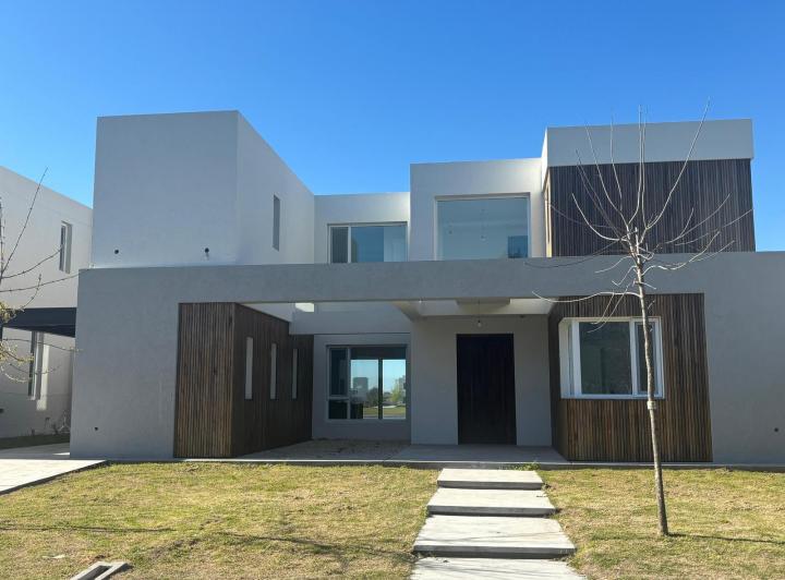 Casa · 210m² · 6 Ambientes · 2 Cocheras