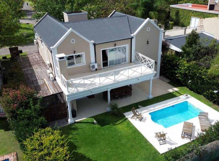 Casa · 217m² · 5 Ambientes · 2 Cocheras