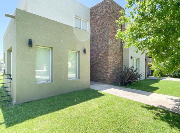 Casa · 173m² · 7 Ambientes · 2 Cocheras