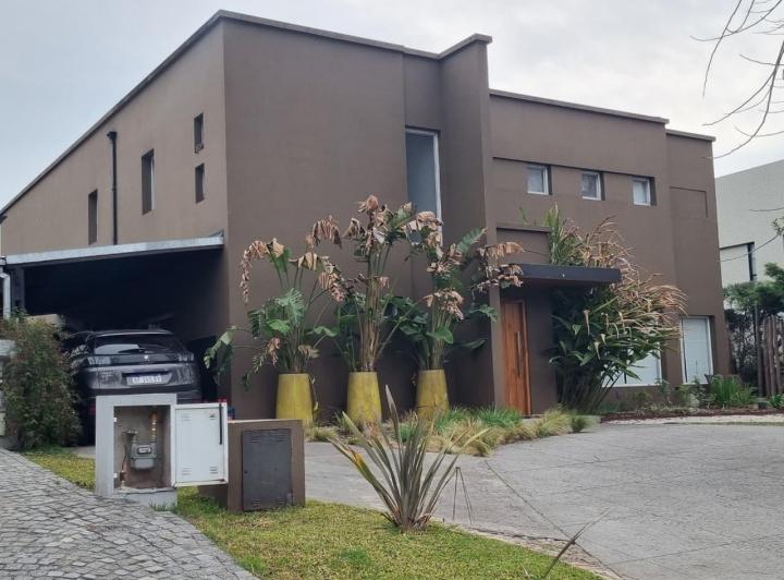 Casa · 245m² · 5 Ambientes · 5 Cocheras