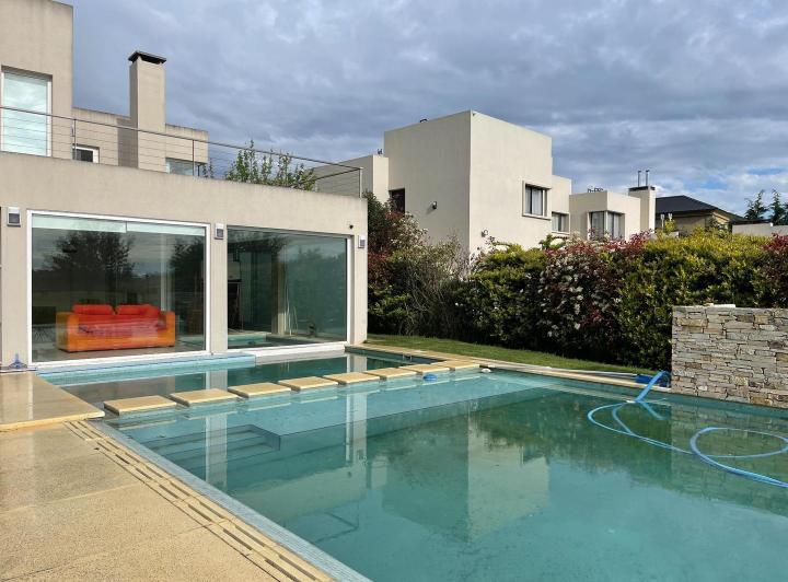 Casa · 440m² · 6 Ambientes