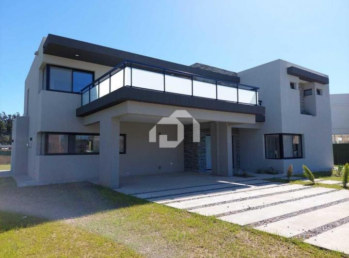 Casa · 293m² · 6 Ambientes · 4 Cocheras