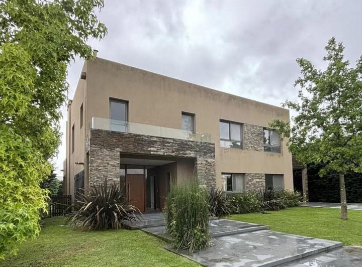 Casa · 330m² · 5 Ambientes