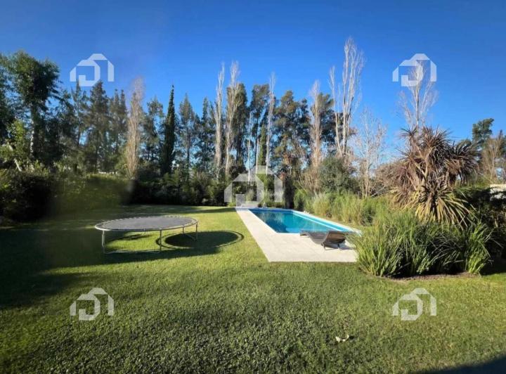 Casa · 210m² · 5 Ambientes · 2 Cocheras