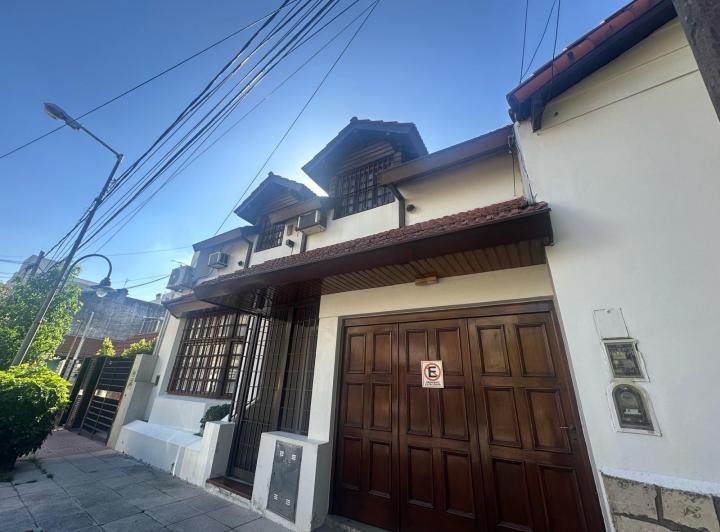 Casa · 210m² · 6 Ambientes · 1 Cochera