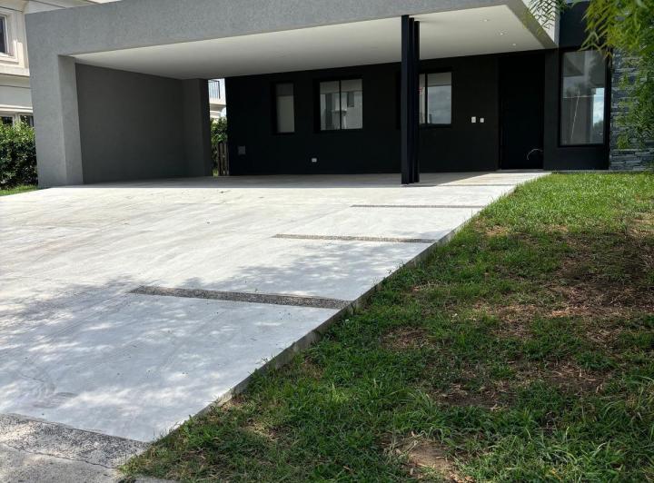 Casa · 246m² · 4 Dormitorios · 2 Cocheras