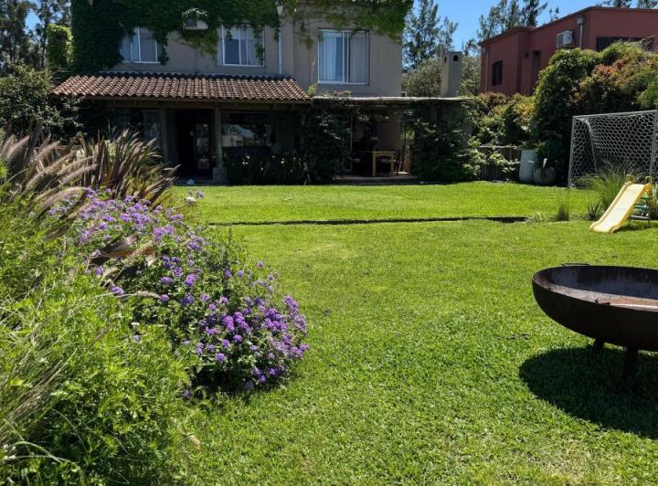 Casa · 250m² · 5 Ambientes · 2 Cocheras