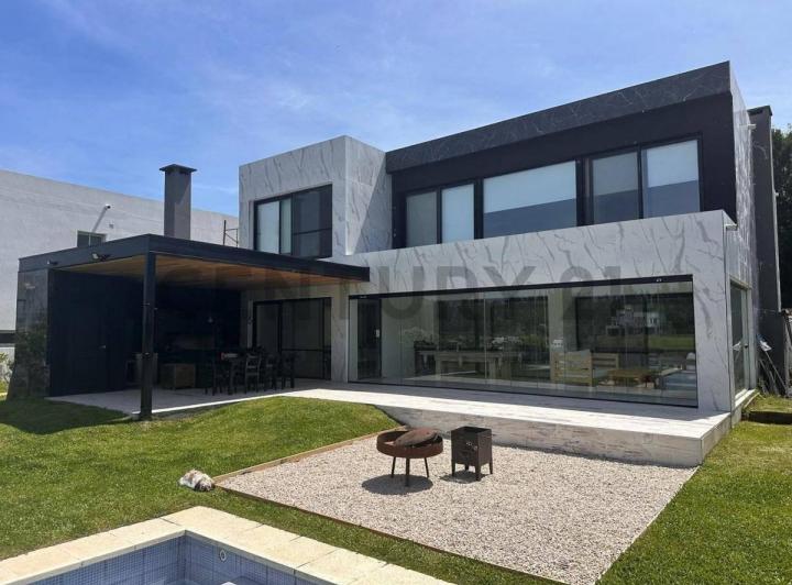 Casa · 400m² · 6 Ambientes · 2 Cocheras