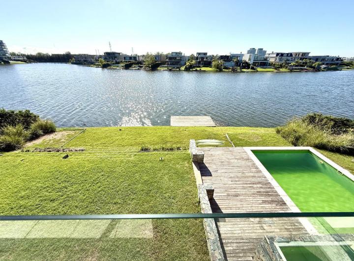 Casa · 357m² · 4 Dormitorios · 4 Cocheras