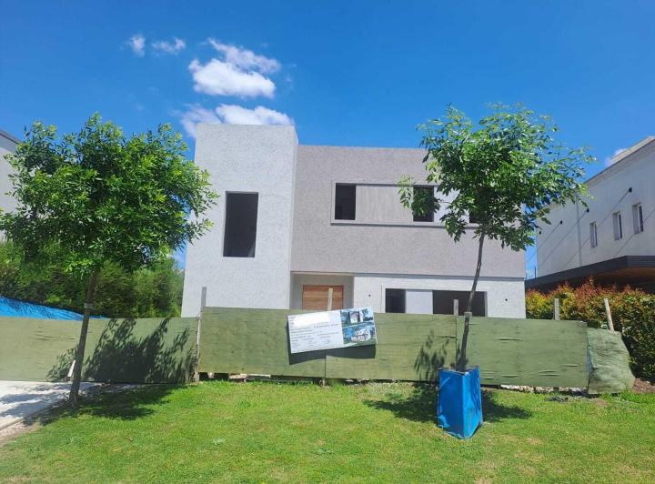 Casa · 145m² · 5 Ambientes · 2 Cocheras