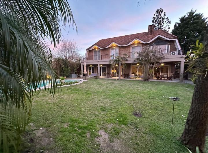 Casa · 353m² · 7 Ambientes