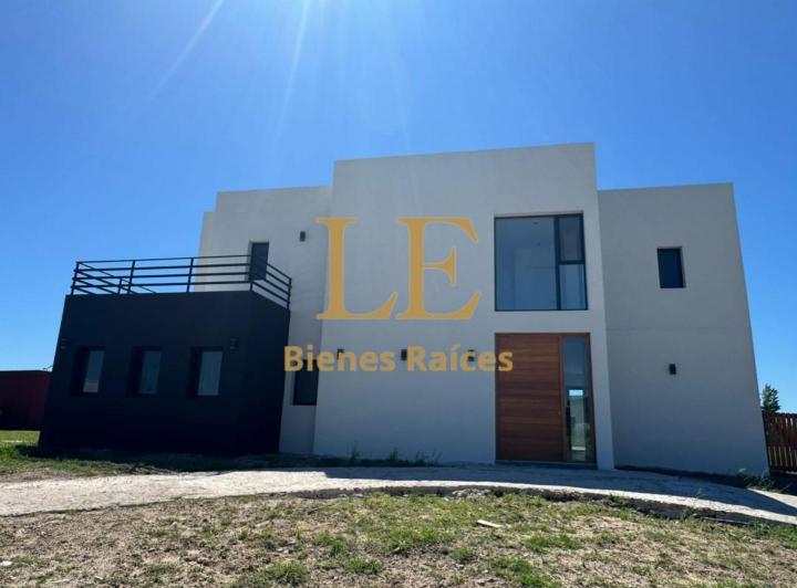 Casa · 217m² · 5 Ambientes · 4 Cocheras