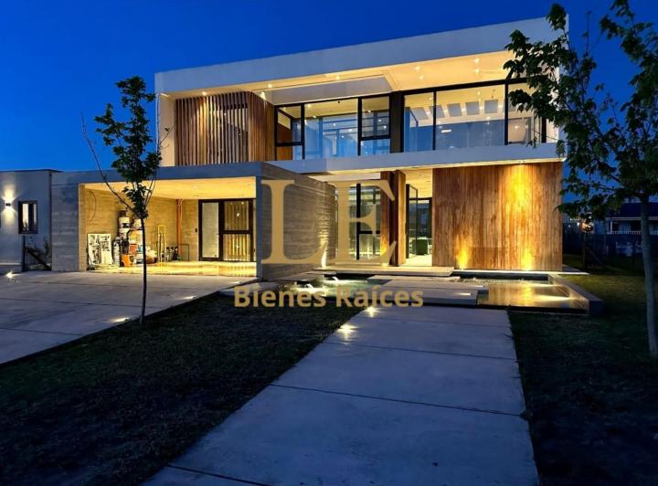 Casa · 350m² · 5 Ambientes · 5 Cocheras