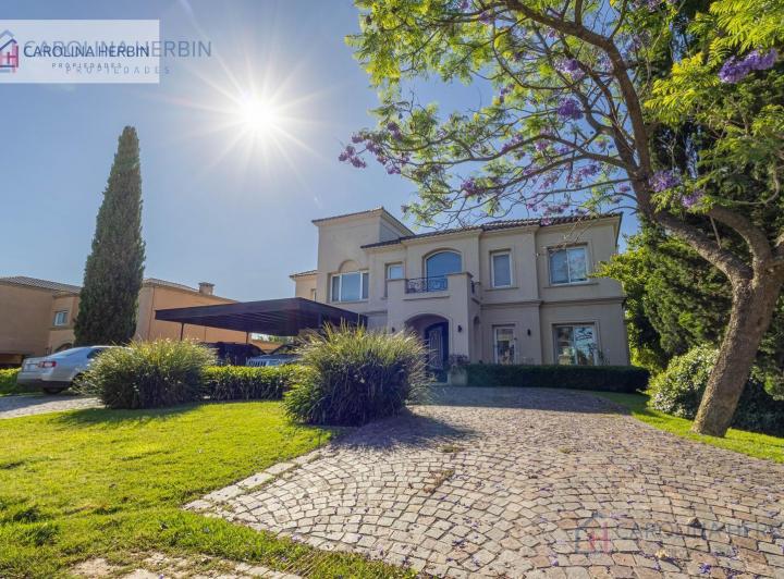 Casa · 383m² · 6 Ambientes · 2 Cocheras