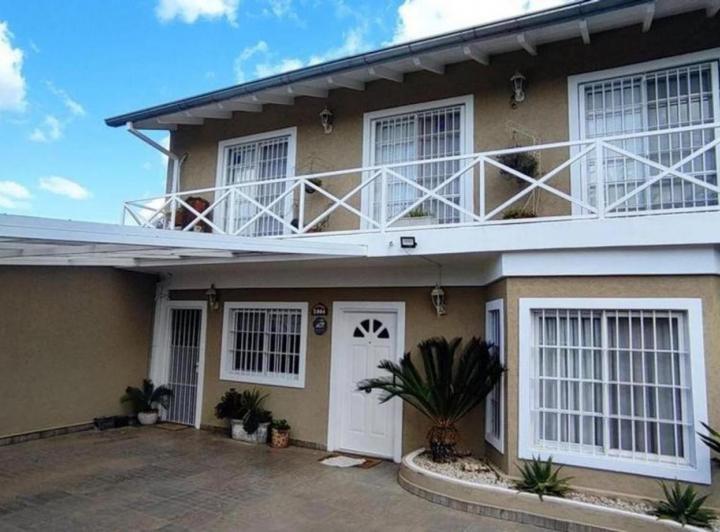 Casa · 220m² · 5 Ambientes · 3 Cocheras