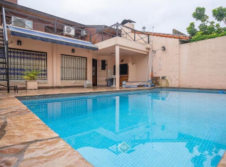 Casa · 256m² · 6 Ambientes · 2 Cocheras