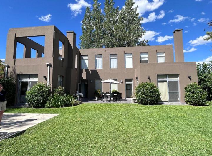 Casa · 198m² · 5 Ambientes · 3 Cocheras