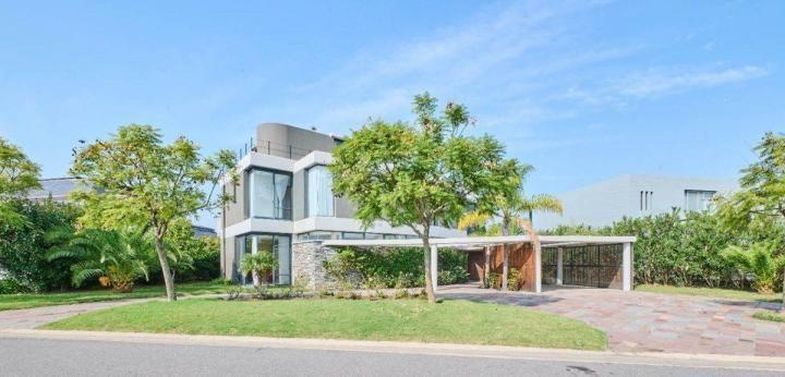 Casa · 400m² · 4 Dormitorios · 2 Cocheras