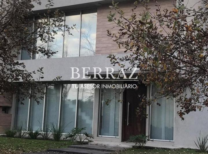 Casa · 326m² · 5 Ambientes · 2 Cocheras