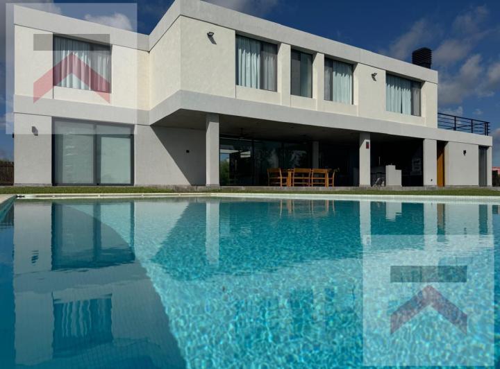 Casa · 308m² · 6 Ambientes · 4 Cocheras