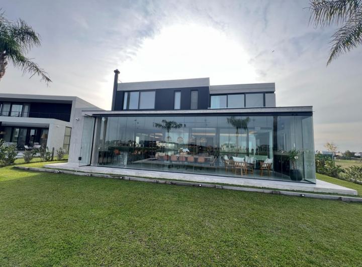 Casa · 540m² · 7 Ambientes · 2 Cocheras