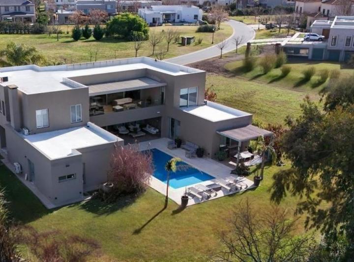 Casa · 506m² · 9 Ambientes · 2 Cocheras