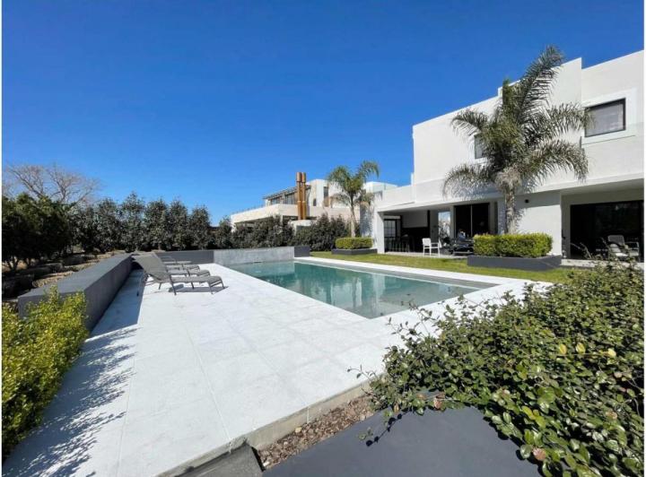 Casa · 550m² · 6 Ambientes · 2 Cocheras