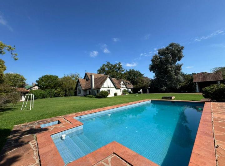 Casa · 400m² · 8 Ambientes · 1 Cochera
