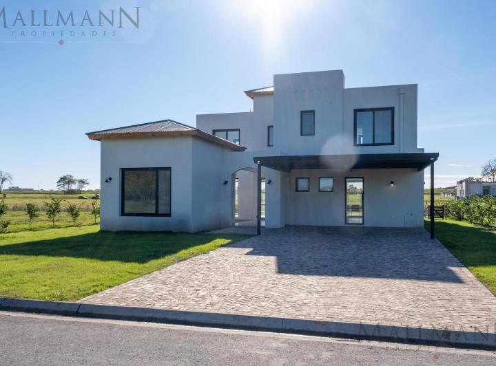 Casa · 217m² · 5 Ambientes · 2 Cocheras
