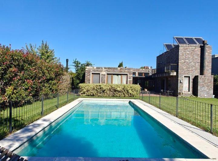 Casa · 300m² · 6 Ambientes · 5 Cocheras